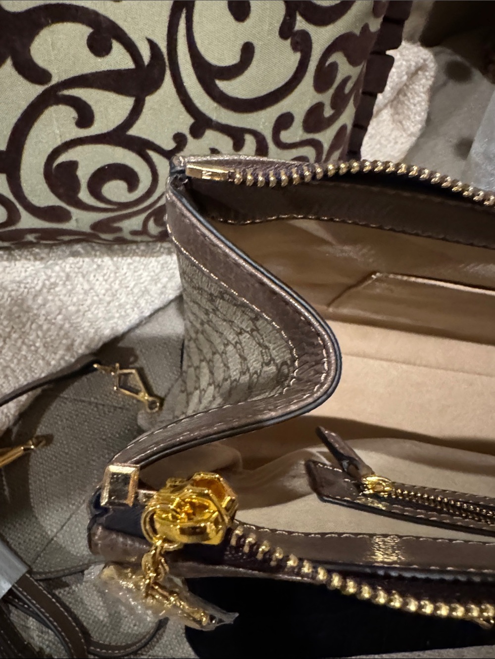 Gucci Ophidia Top Handles and Crossbody Straps Tote Bag - Picture 8 of 16